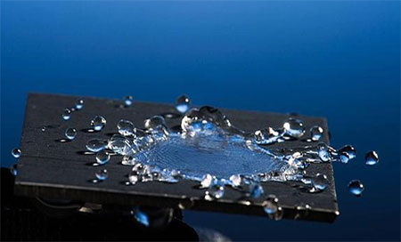 Inventan un material que repele el agua por completo